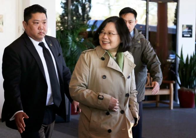 Lãnh đạo Thái Anh Văn rời khách sạn Omni Houston trong thời gian bà quá cảnh ở Houston (Texas, Mỹ) ngày 7-1. Ảnh: REUTERS