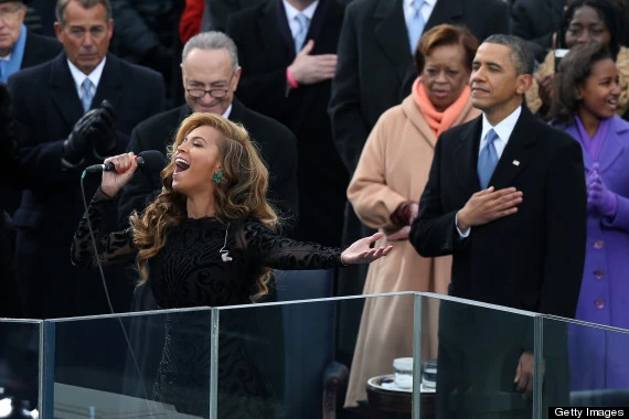 Ca sĩ Beyoncé biểu diễn trong lễ nhậm chức nhiệm kỳ thứ 2 của Tổng thống Obama. Ảnh: HUFFINGTON POST