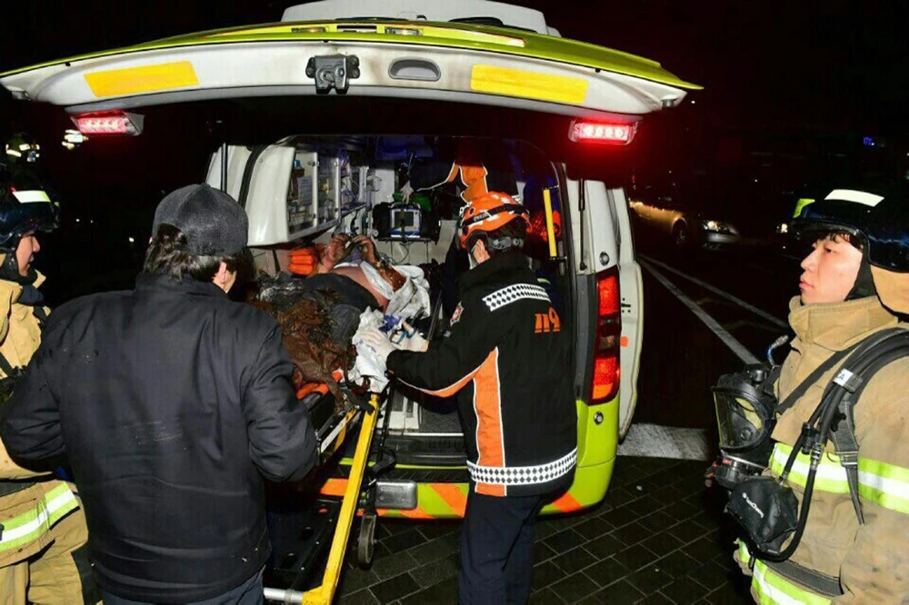 Nhà sư được đưa vào bệnh viện sau khi tự thiêu ngày 7-1. Ảnh: AP