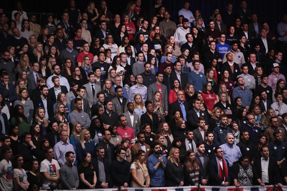 Người dân Mỹ nghe Tổng thống Obama phát biểu tại Chicago tối 10-1. Ảnh: AP