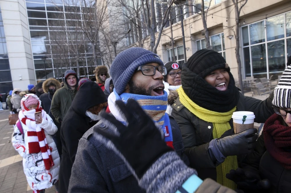 Người dân xếp hàng ngoài trung tâm hội nghị trong thời tiết giá lạnh ở Chicago mua vé tham dự sự kiện phát biểu chia tay của Tổng thống Obama, ngày 7-1. Ảnh: AP