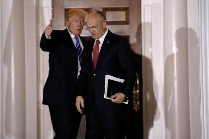 Tỷ phú Andy Puzder (phải) rời câu lạc bộ gofl của ông Trump (trái) ở New Jersey ngày 19-11-2016. Ảnh: REUTERS