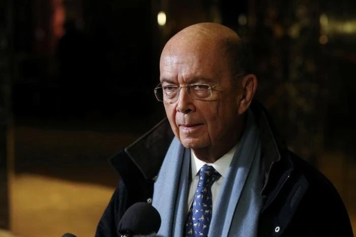 Tỷ phú Wilbur Ross ra khỏi cao ốc Trump Tower sau cuộc gặp với ông Trump ngày 29-11-2016. Ảnh: REUTERS