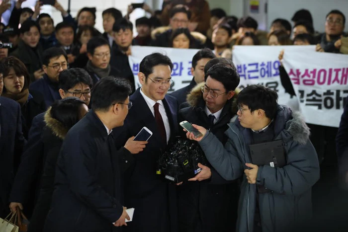 Phó Chủ tịch Samsung Lee Jae-yong trao đổi với báo chí khi đến văn phòng luật sư độc lập ở Seoul ngày 12-1. Ảnh: YONHAP