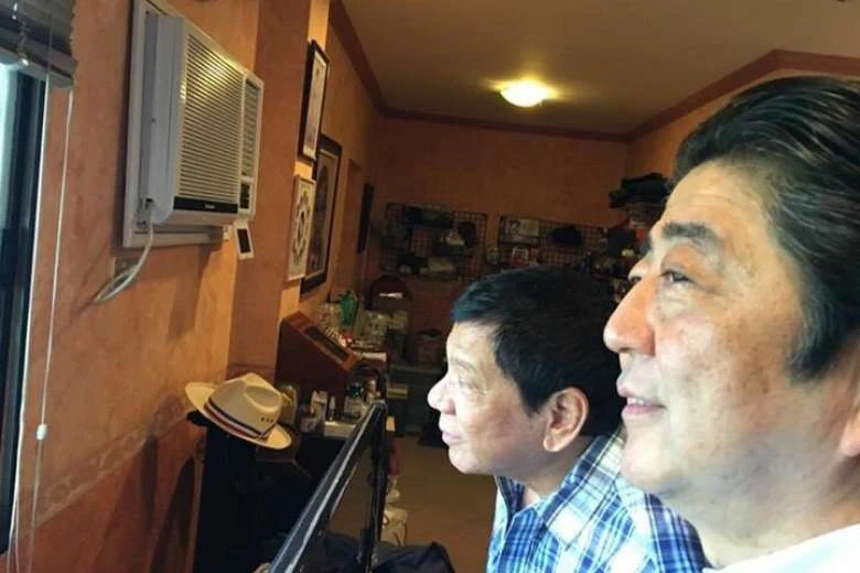 Tổng thống Duterte (phải) và Thủ tướng Abe (giữa) tại Davao (Philippines) tại nhà riêng ông Duterte ở Davao (Philippines) ngày 13-1. Ảnh: FACEBOOK của trợ lý ông Duterte