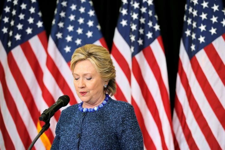 Ứng viên tổng thống Dân chủ Hillary Clinton nói về việc FBI lật lại vụ email của bà sát ngày bầu cử, trong cuộc họp báo ngày 28-10-2016. Ảnh: REUTERS