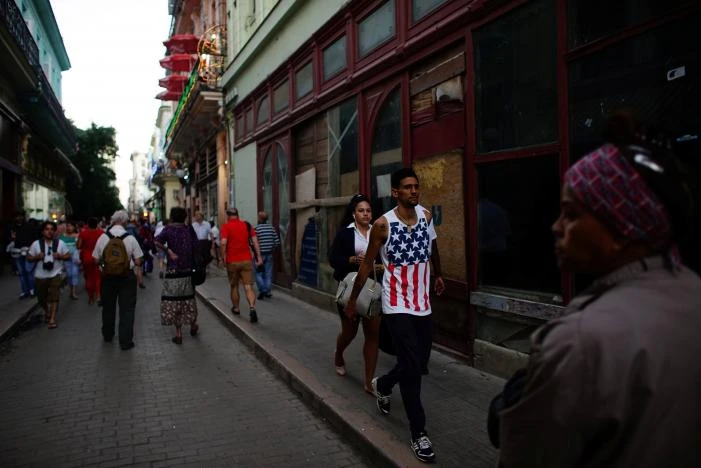 Một người mặc trang phục tin cờ Mỹ ở Havana (Cuba) ngày 12-1. Ảnh: REUTERS