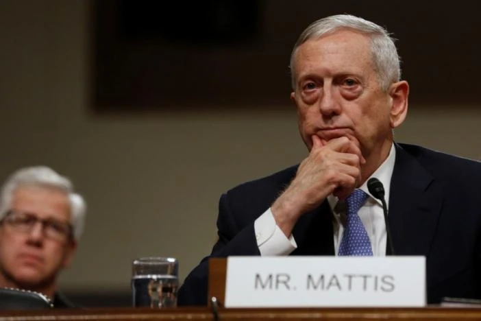 Tướng James Mattis (phải) điều trần trước Ủy ban Quân vụ Thượng viện tại Quốc hội ngày 12-1. Ảnh: REUTERS