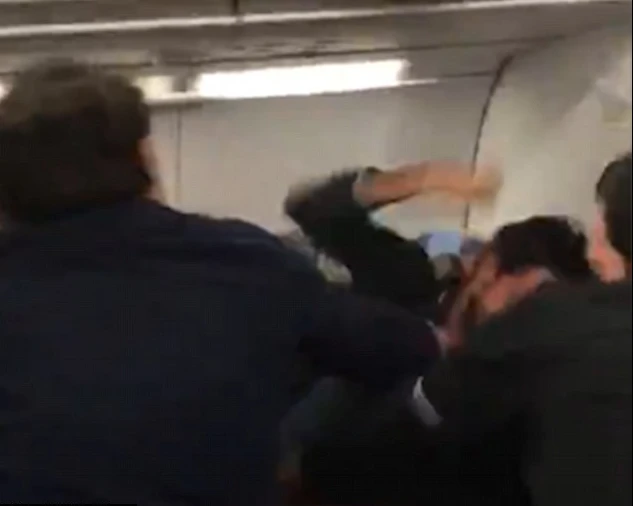 Người thanh niên trẻ liên tục đấm vào người đàn ông. Ảnh: DAILY MAIL