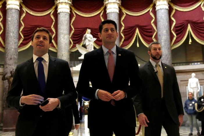Chủ tịch Hạ viện Paul Ryan (giữa) tại tòa nhà Quốc hội trước cuộc bỏ phiếu thống nhất tiến trình hủy bỏ luật Obamacare ngày 13-1. Ảnh: REUTERS