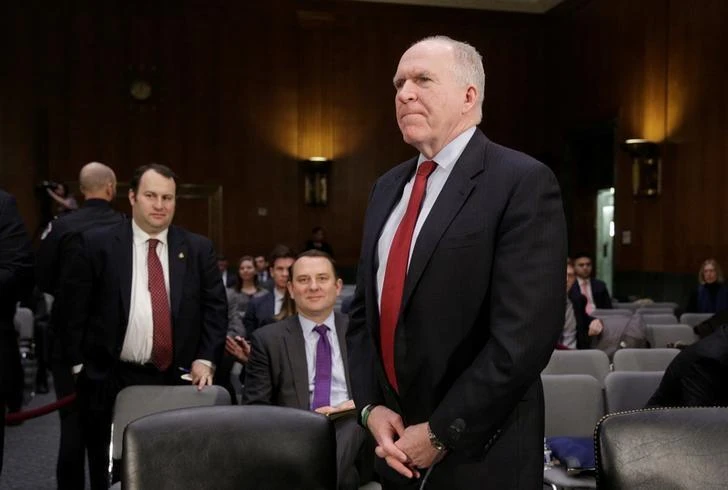 Giám đốc CIA John Brennan (phải) chuẩn bị điều trần trước Ủy ban Tình báo Thượng viện về các hoạt động tình báo của Nga, ngày 10-1 tại Quốc hội Mỹ. Ảnh: REUTERS