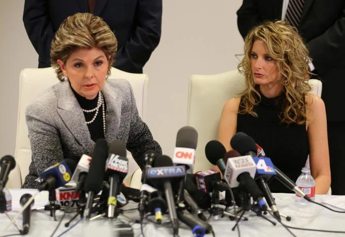 Cô Summer Zervos (phải) và luật sư đại diện Gloria Allred tại cuộc họp báo thông báo vụ kiện ông Trump, ngày 17-1 tại Los Angeles (California, Mỹ). Ảnh: REUTERS