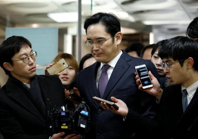 Phó Chủ tịch Samsung Lee Jae-yong rời Tòa án Trung tâm Seoul sáng 19-1 sau một ngày đêm bị tạm giữ. Ảnh: REUTERS
