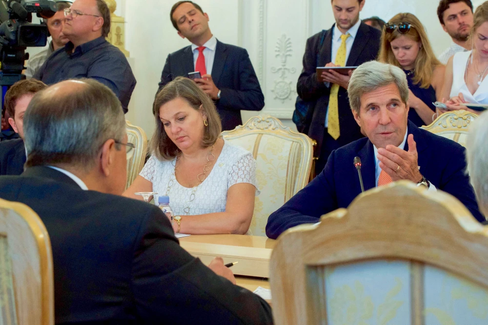 Trợ lý Bộ trưởng Ngoại giao phụ trách các vấn đề châu Âu Toria Nuland (trái) cùng Ngoại trưởng John Kerry trong một cuộc họp. Ảnh: REUTERS