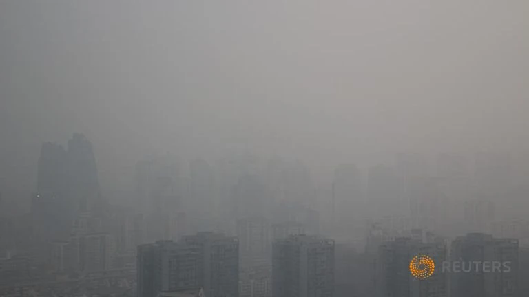 Các tòa nhà chìm trong khói bụi ở Bắc Kinh trong ngày 6-1-2017. Ảnh: REUTERS