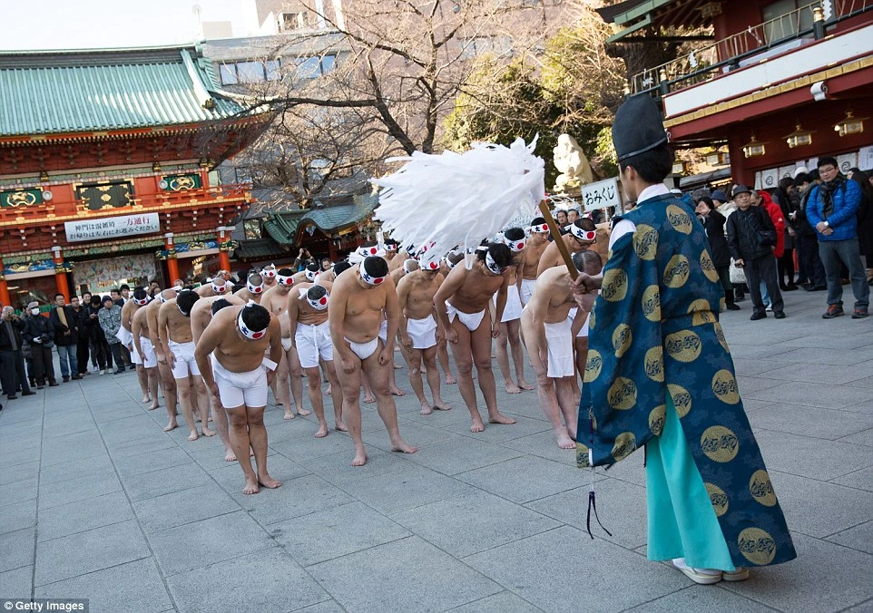 Những người tham gia thực hiện các động tác khởi động trước khi bước vào nghi lễ chính thức. Ảnh: GETTY IMAGES