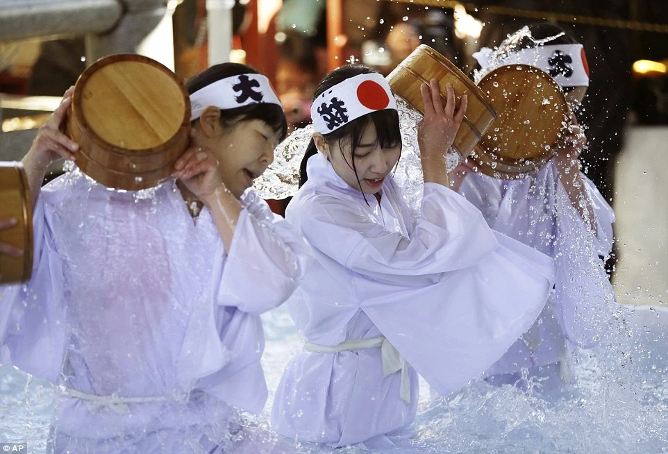 Người Nhật có thói quen thực hiện nghi lễ tắm băng mỗi dịp đón năm mới. Ảnh: AP