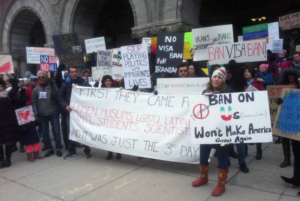 Biểu tình bên ngoài tòa án ở Milwaukee (Wisconsin, Mỹ) phản đối sắc lệnh cấm người 7 nước Hồi giáo vào Mỹ, ngày 28-1. Ảnh: MIAMI HERALD