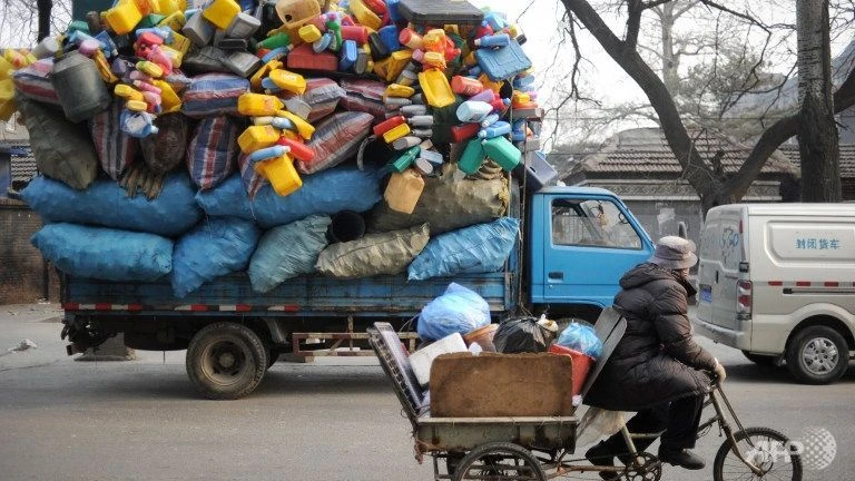 Việc phân loại rác trước khi xử lý sẽ giúp quá trình đốt, chôn hay tái chế rác được hiệu quả. Ảnh: AFP