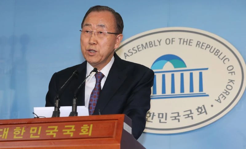 Ông Ban Ki-moon thông báo chấm dứt theo đuổi tranh cử tổng thống trong cuộc họp báo tại Seoul ngày 1-2. Ảnh: AFP