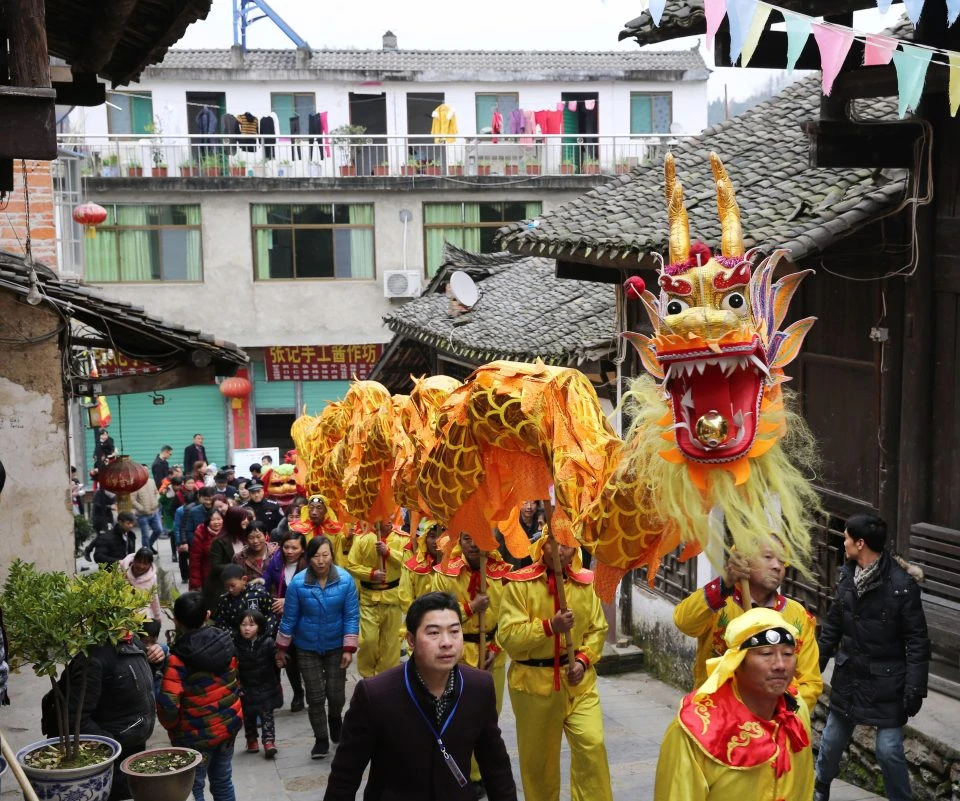 Người dân đón Tết trên đường phố ở thành phố An Khang, tỉnh Thiểm Tây, Trung Quốc. Ảnh: GETTY IMAGES