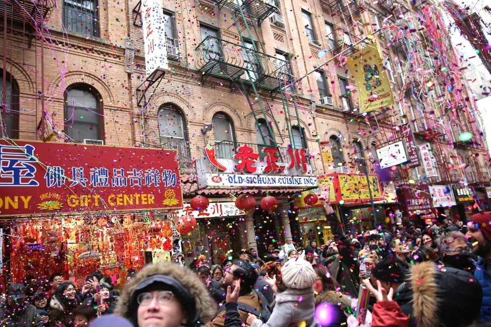 Cảnh đón Tết của người Hoa hôm Mùng Một ở khu Chinatown ở quận Manhattan, TP New York (Mỹ). Ảnh: STEPHEN YANG