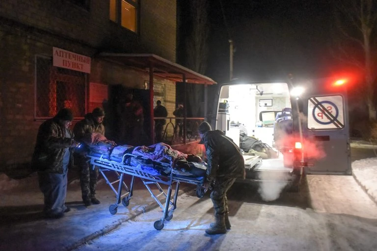 Binh sĩ chính phủ Ukraine bị thương trong giao tranh ở thị trấn Avdiivka (vùng Donbass, đông Ukraine) ngày 30-1. Ảnh: EPA