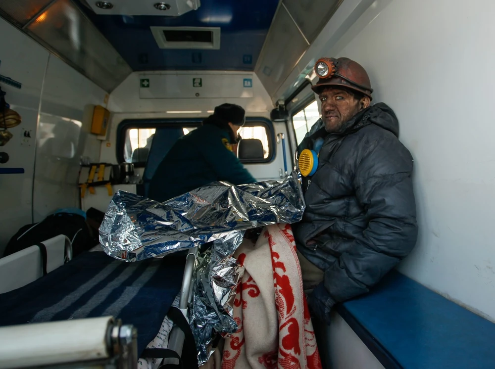 Một thợ mỏ được cứu hộ ngày 31-1 sau khi bị mắc kẹt trong hầm mỏ vì mất điện ở vùng Donbass (đông Ukraine). Ảnh: EPA