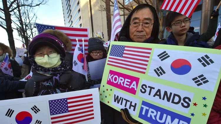 Dân Hàn Quốc chào đón Bộ trưởng Quốc phòng Mỹ James Mattis ngày 2-2 tại Seoul. Ảnh: AFP