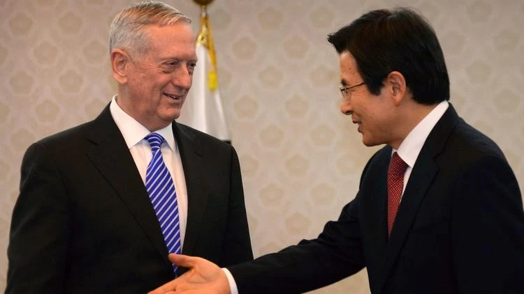 Thủ tướng kiêm Quyền Tổng thống Hàn Quốc Hwang Kyo-ahn (phải) tiếp Bộ trưởng Quốc phòng Mỹ James Mattis tại Seoul ngày 2-2. Ảnh: AP