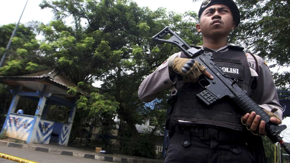 Cảnh sát Indonesia canh gác hiện trường một nghi can IS tấn công cảnh sát ở Tangerang (tỉnh Banten, Indonesia). Ảnh: REUTERS