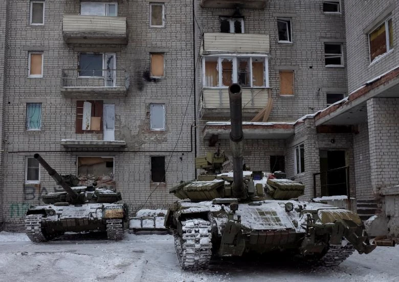 Xe tăng ở thị trấn Avdiyivka, vùng Donbass (đông Ukraine) ngày 2-2. Ảnh: REUTERS