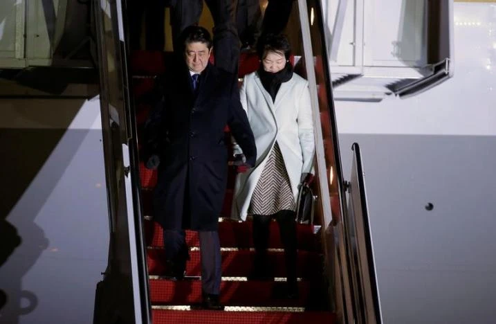 Vợ chồng Thủ tướng Nhật Shinzo Abe đến bang Maryland (Mỹ) tối 9-2 (giờ Mỹ, 10-2 theo giờ châu Á). Ảnh: REUTERS