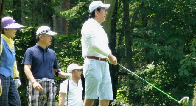 Thủ tướng Abe đánh golf tại tỉnh Yamanashi (Nhật) ngày 10-8-2013. Ảnh: GETTY IMAGES