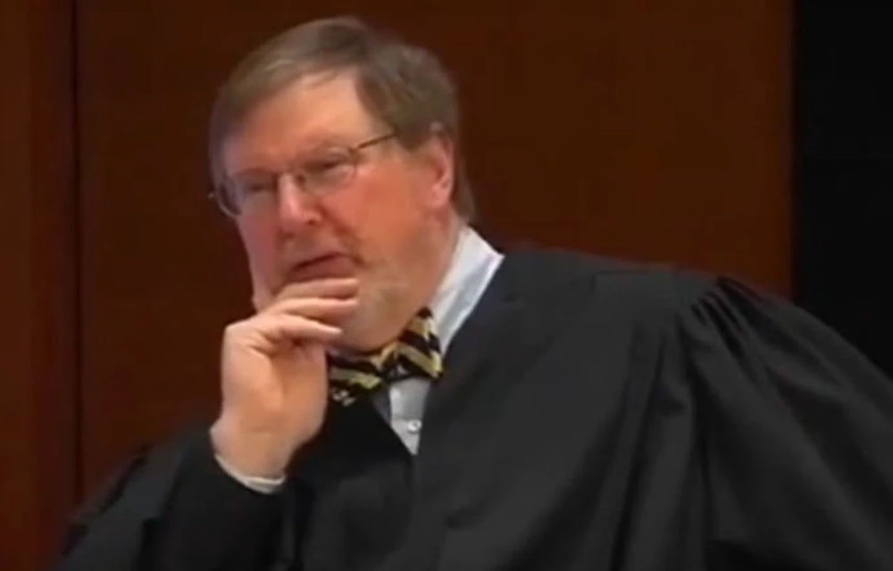 Thẩm phán James L. Robart – người ra lệnh hạn chế tạm thời sắc lệnh cấm Hồi giáo của ông Trump. Ảnh: CBS NEWS