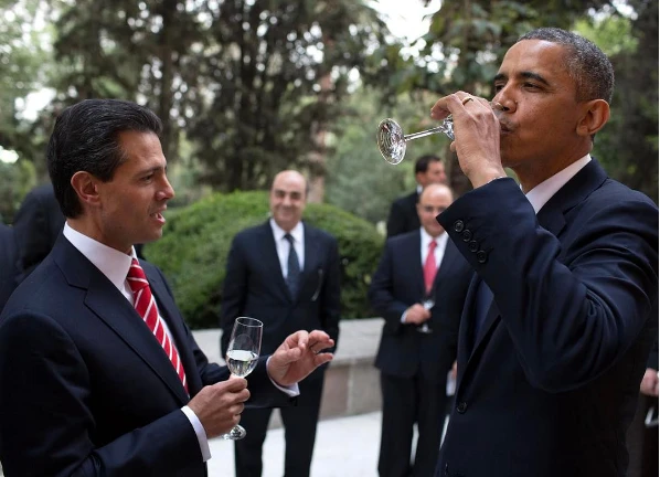 Tổng thống Obama cùng chạm cốc vui vẻ với Tổng thống Mexico Enrique Peña Nieto năm 2013. Ảnh: PETE SOUZA
