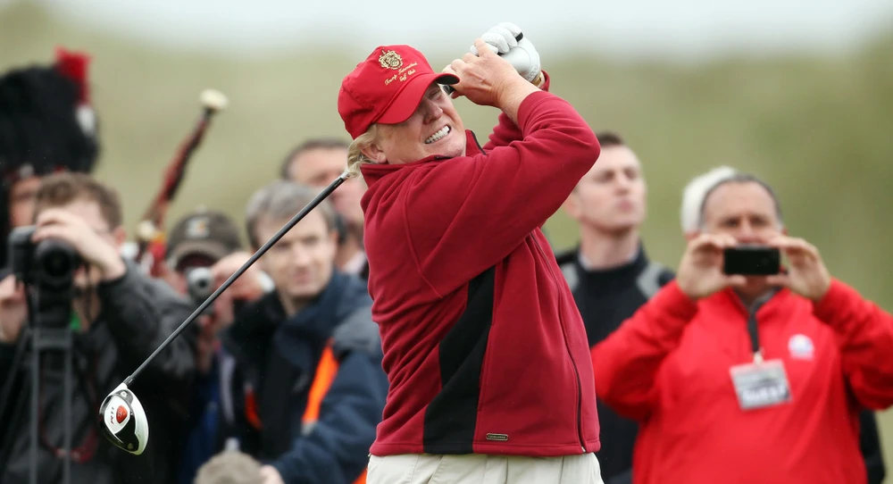 Tổng thống Trump đánh golf tại Scotland ngày 10-7-2012. Ảnh: GETTY IMAGES