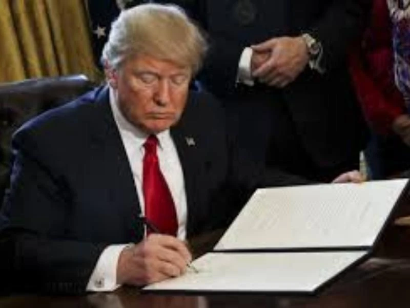 Tổng thống Mỹ Donald Trump có thể ra sắc lệnh hành pháp cấm nhập cư mới. Ảnh: AP