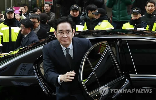 Thái tử Samsung Lee Jae-yong đến văn phòng công tố đặc biệt ở Seoul sáng 13-2. Ảnh: YONHAP