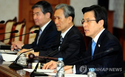 Quyền Tổng thống Hàn Quốc Hwang Kyo-ahn (phải) họp khẩn với Hội đồng An ninh Quốc gia về vụ ông Kim Jong-nam bị ám sát. Ảnh: YONHAP