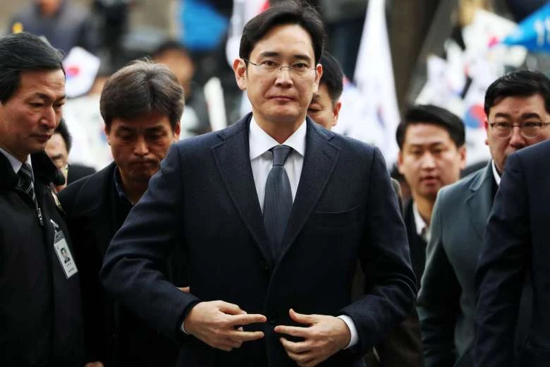 Thái tử Samsung Lee Jae-yong đến Trung tâm Giam giữ Seoul ngày 16-2. Ảnh: BLOOMBERG