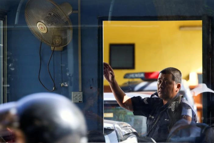Cảnh sát Malaysia canh giữ nhà xác bệnh viện Đa khoa Kuala Lumpur, nơi đặt thi thể ông Kim Jong-nam, ngày 17-2. Ảnh: REUTERS