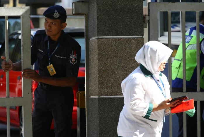 Nhà xác bệnh viện Đa khoa Kuala Lumpur, nơi đang đặt thi thể ông Kim Jong-nam được canh gác cẩn thận ngày 17-2. Ảnh: REUTERS