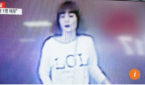 Người phụ nữ áo trắng tấn công ông Kim Jong-nam từ phía sau. Ảnh: SMCP