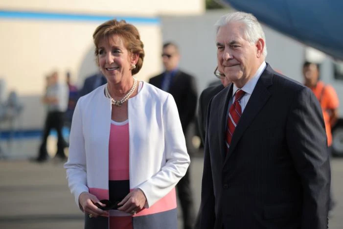 Ngoại trưởng Mỹ Rex Tillerson (phải) được đại sứ Mỹ tại Mexico Roberta Jacobson đón tại sân bay quốc tế Benito Juarez ở thủ đô Mexico City (Mexico) ngày 22-2. Ảnh: REUTERS