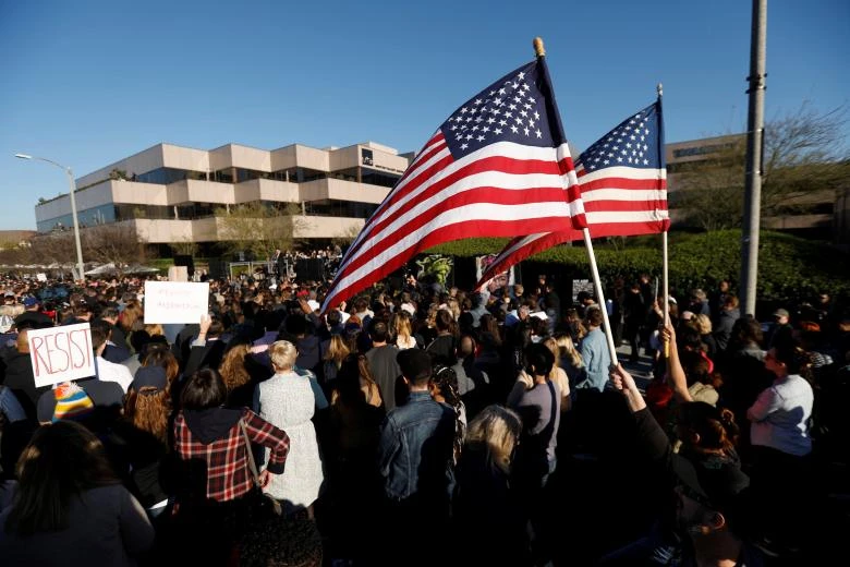 Người ủng hộ Tổng thống Trump tuần hành tại Beverly Hills, California (Mỹ) ngày 24-2. Ảnh: REUTERS