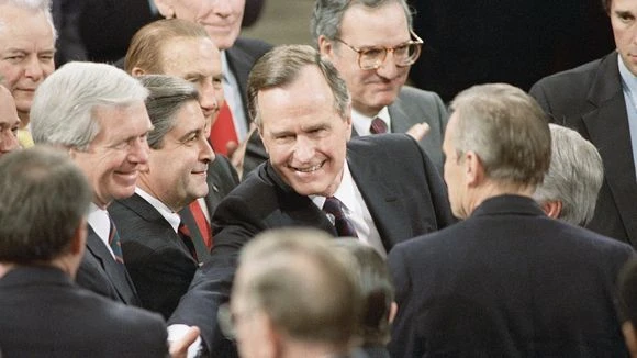 Tổng thống George H.W. Bush chuẩn bị phát biểu lần đầu trước Quốc hội ngày 9-2-1989. Ảnh: AP
