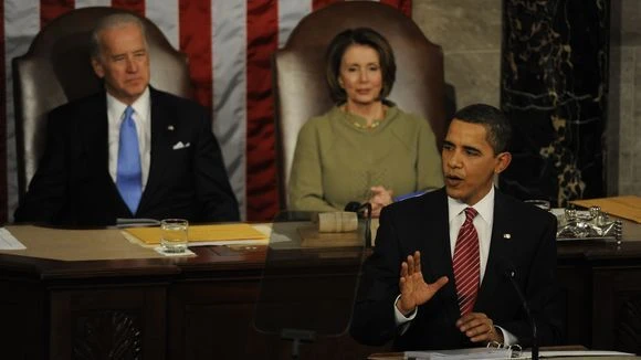 Tổng thống Barack Obama phát biểu lần đầu trước Quốc hội ngày 24-2-2009, phía sau là Phó Tổng thống Joe Biden và Chủ tịch Hạ viện Nancy Pelosi. Ảnh: USA TODAY