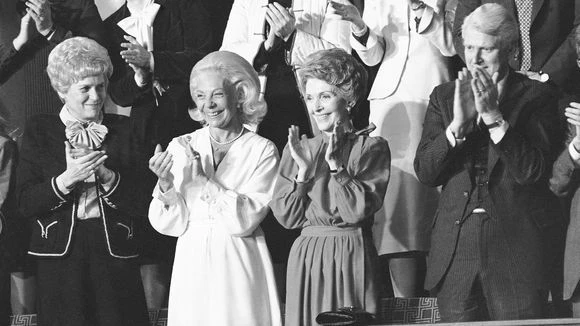 Đệ nhất phu nhân Nancy Reagan tham dự buổi phát biểu lần đầu trước Quốc hội của chồng là Tổng thống Ronald Reagan ngày 18-2-1981. Ảnh: AP
