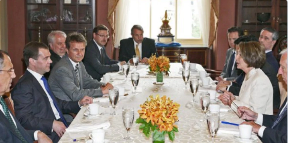 Bức ảnh cuộc gặp giữa phái đoàn bà Pelosi (phải) và phái đoàn Tổng thống Nga Dmitry Medvedev (trái) năm 2010. Ảnh: TWITTER